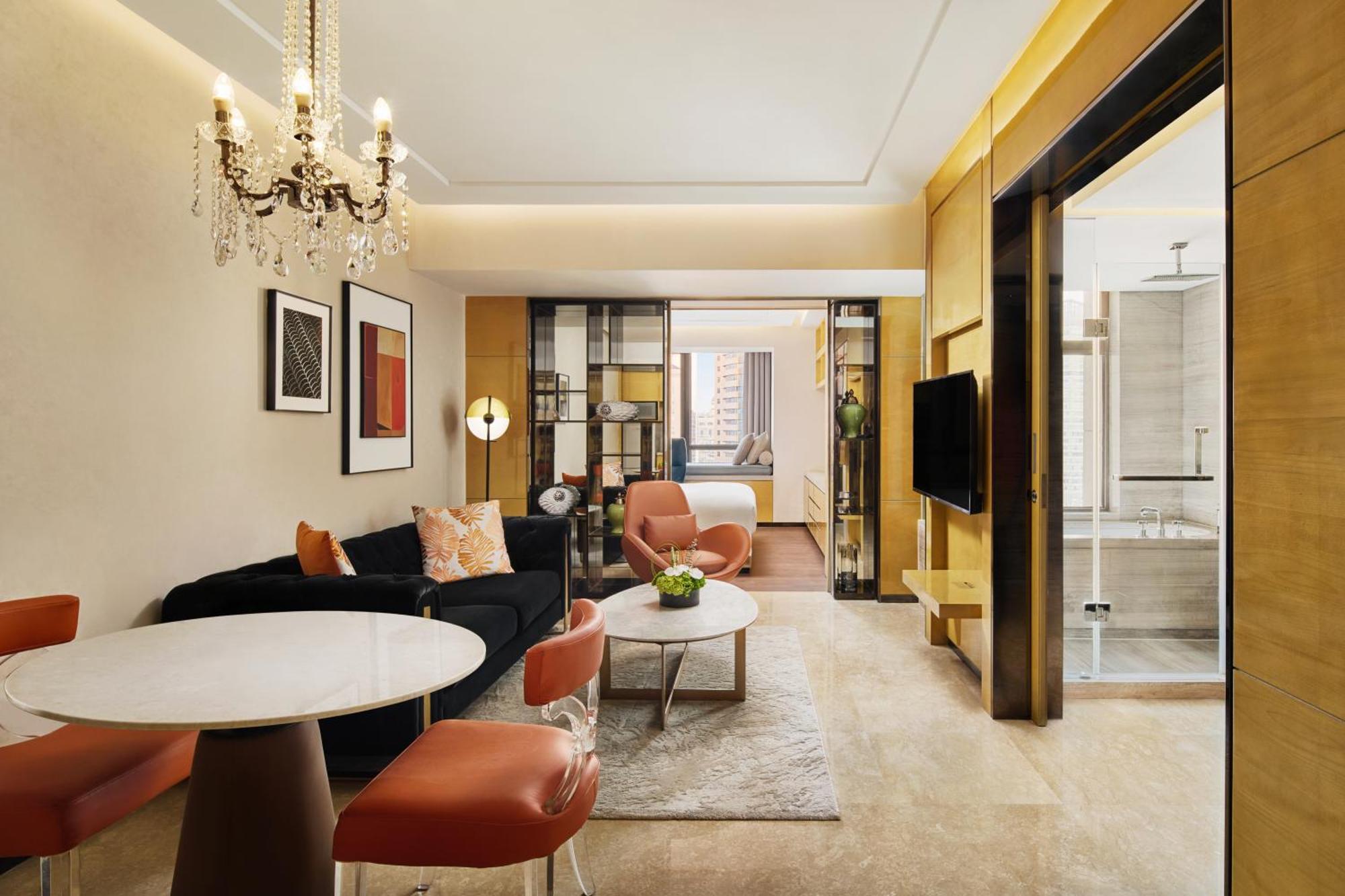 One-Bedroom Twin Suite with Dining Area and Kitchenette